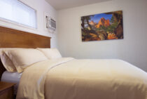 Full bed in Private Room - Cheyenne Mountain