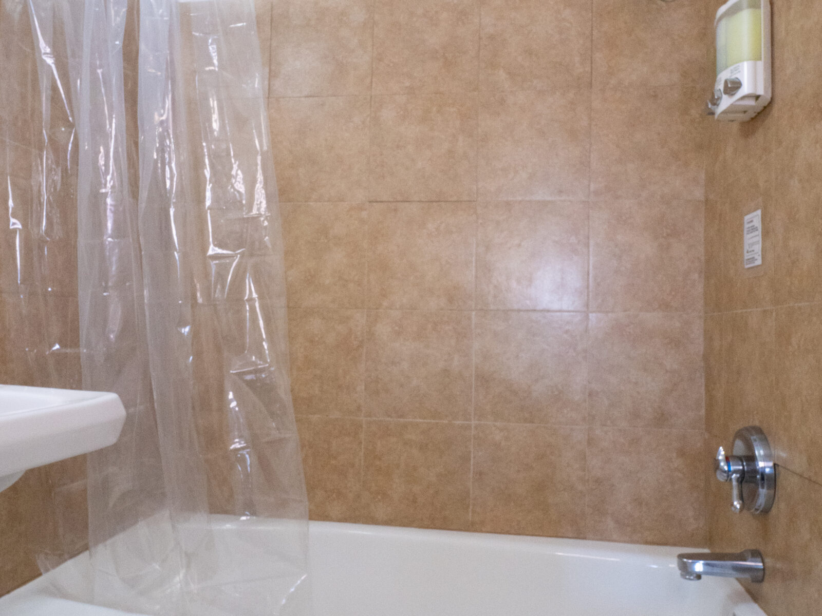 Private bathroom with tub/shower combo in Hostel