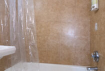 Private bathroom with tub/shower combo in Hostel